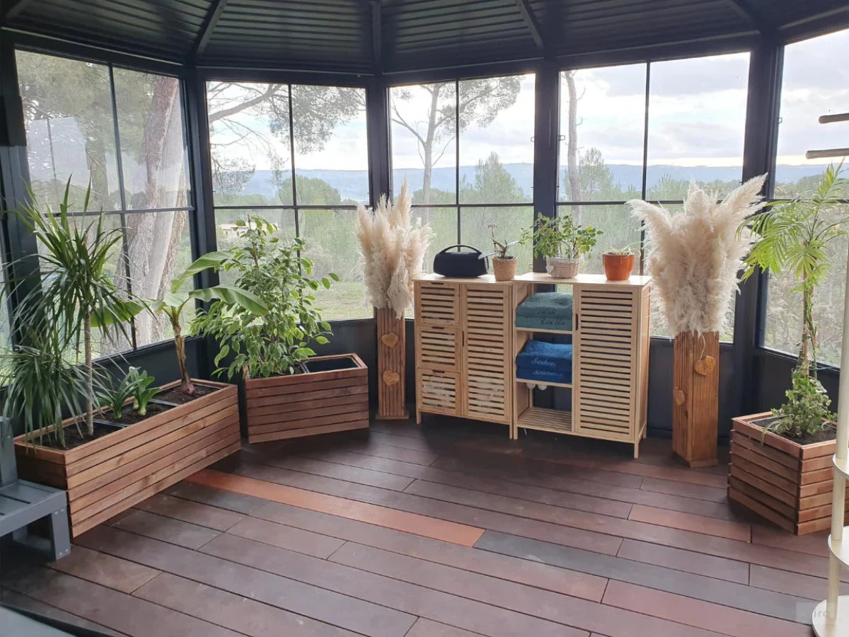 Drewniane donice z roślinami i trawy pampasowej w przeszklonej altanie, nowoczesny wystrój