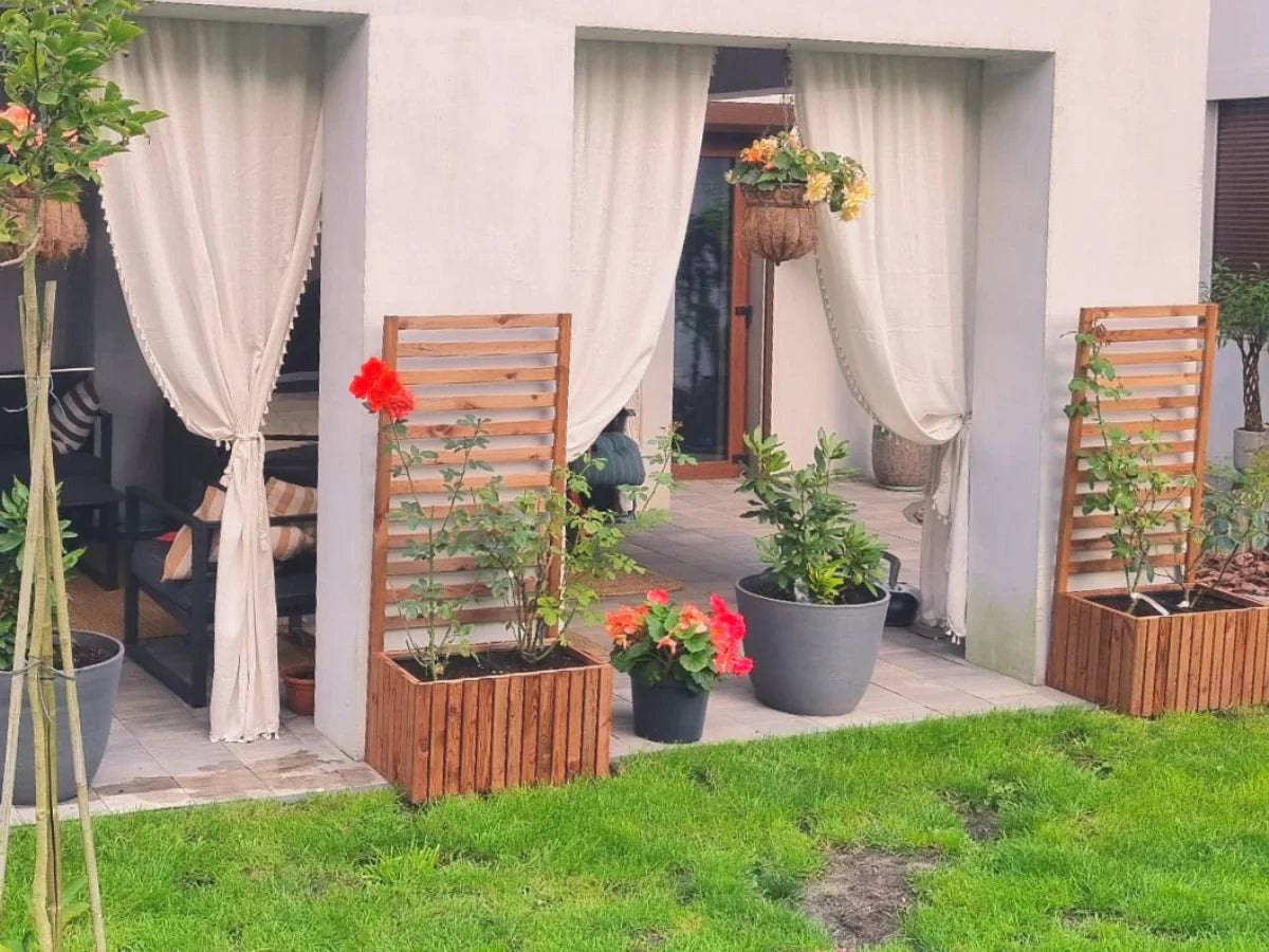 Drewniane donice i pergole z kwiatami na tarasie, ogród, zasłony, naturalne dekoracje