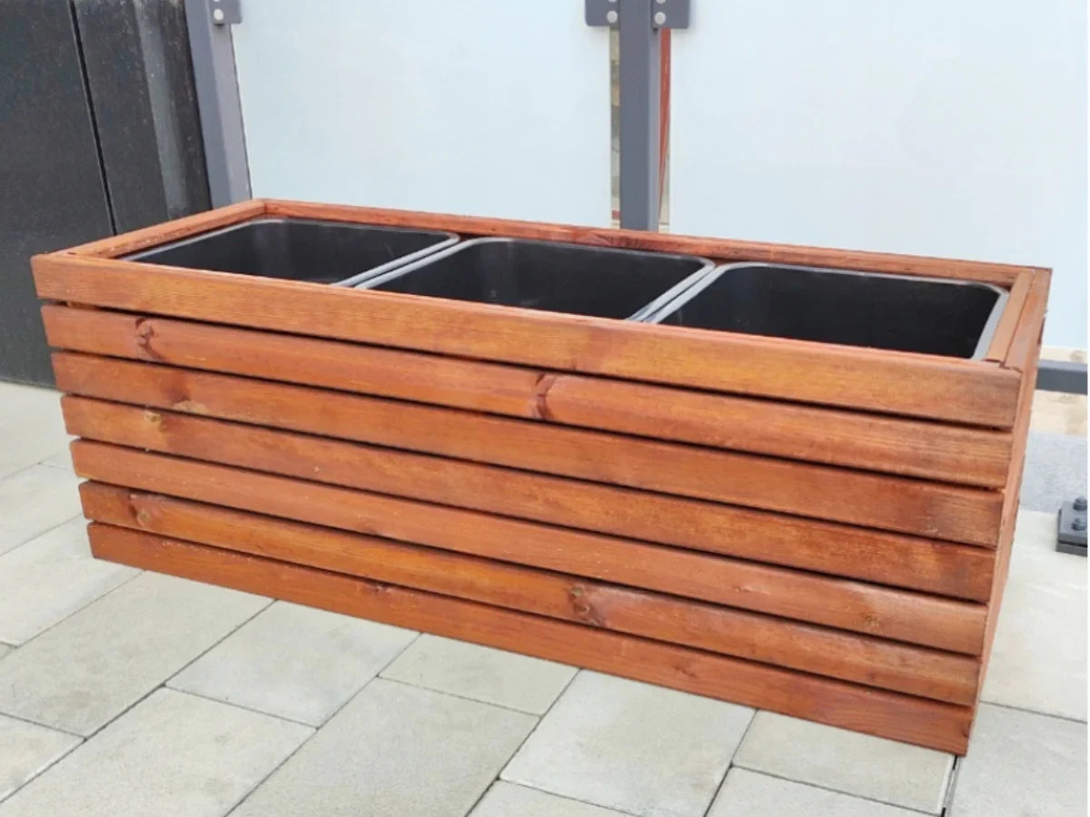 Drewniana donica ogrodowa z trzema wkładami, prosty design na tarasie