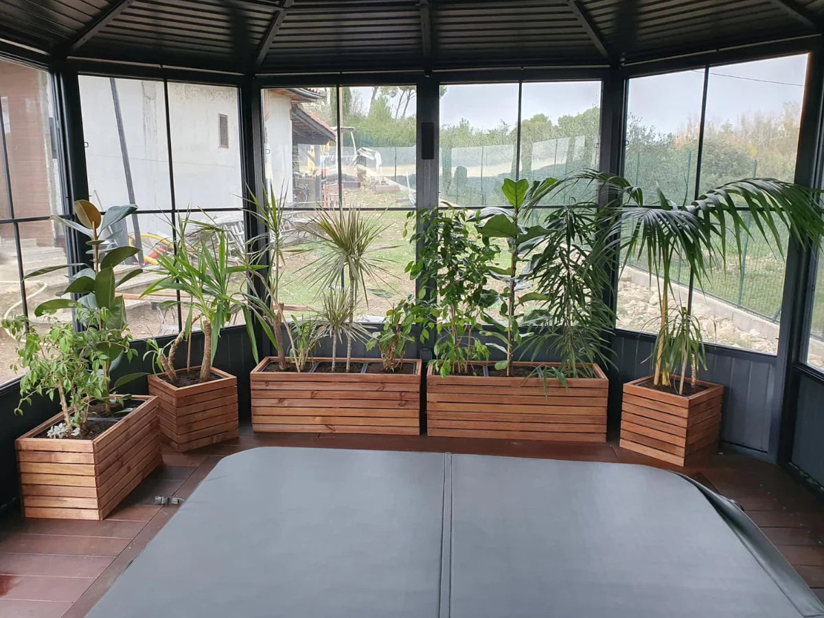 Donice drewniane z roślinami w ogrodzie zimowym, nowoczesne aranżacje wnętrz