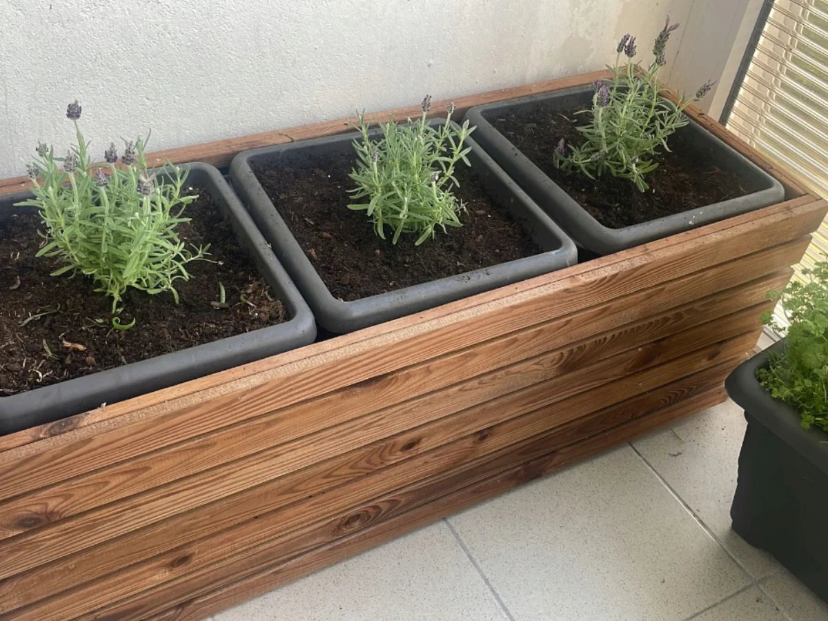 Drewniana donica na balkon z lawendą w doniczkach, naturalne drewno, zioła