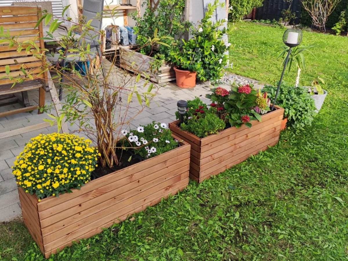 Drewniane donice ogrodowe z kwiatami na tarasie, solidne i naturalne rozwiązanie do ogrodu