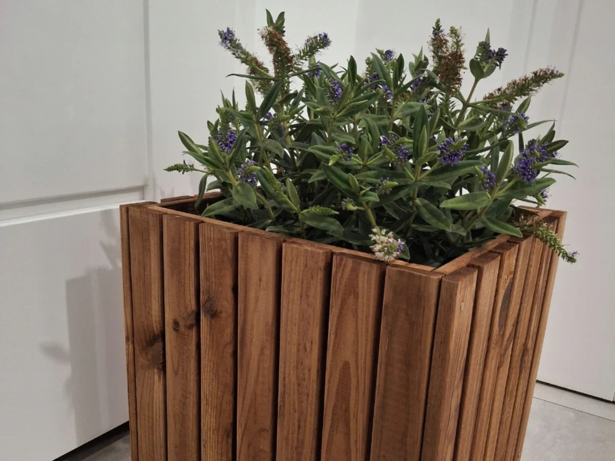 Drewniana donica kwadratowa z kwitnącą rośliną, solidna donica do wnętrz i ogrodu