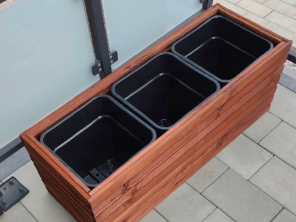 Drewniana donica prostokątna z czterema wkładami na tarasie, nowoczesny design