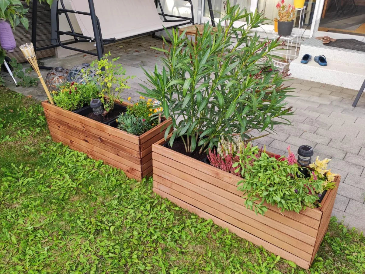 Drewniane donice ogrodowe z roślinami na tarasie, naturalne materiały na trawniku