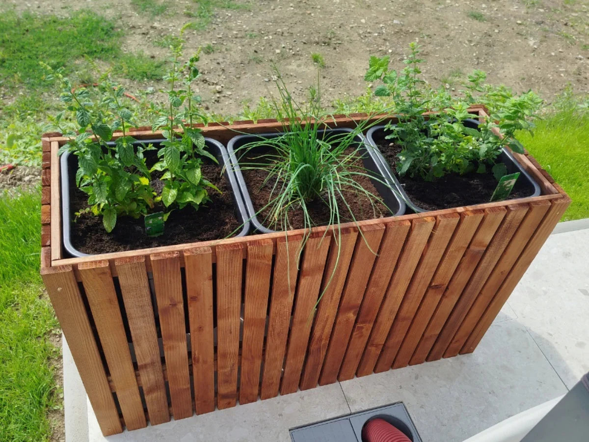 Drewniana donica ogrodowa zioła na tarasie, naturalne drewno, wkłady plastikowe