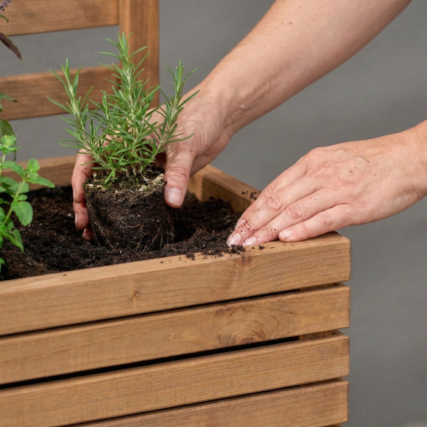 Dřevěný zahradní květináč s pergolovou mřížkou 132 cm, vložka 1x18 l, hnědá 