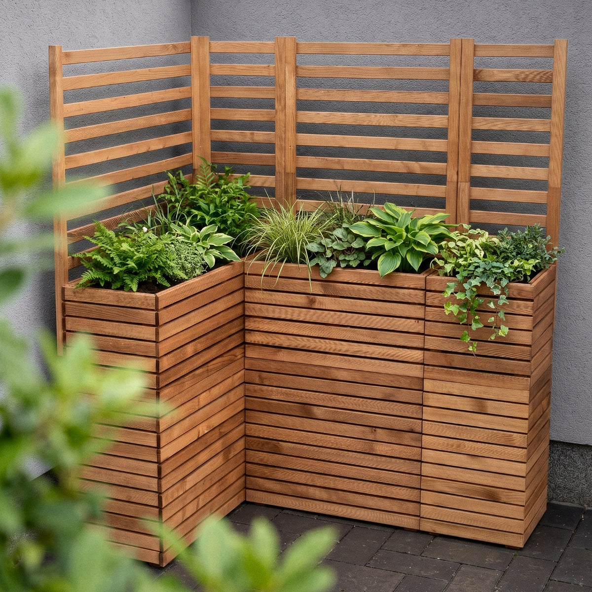 Rincón de terraza con maceteros con celosía y plantas