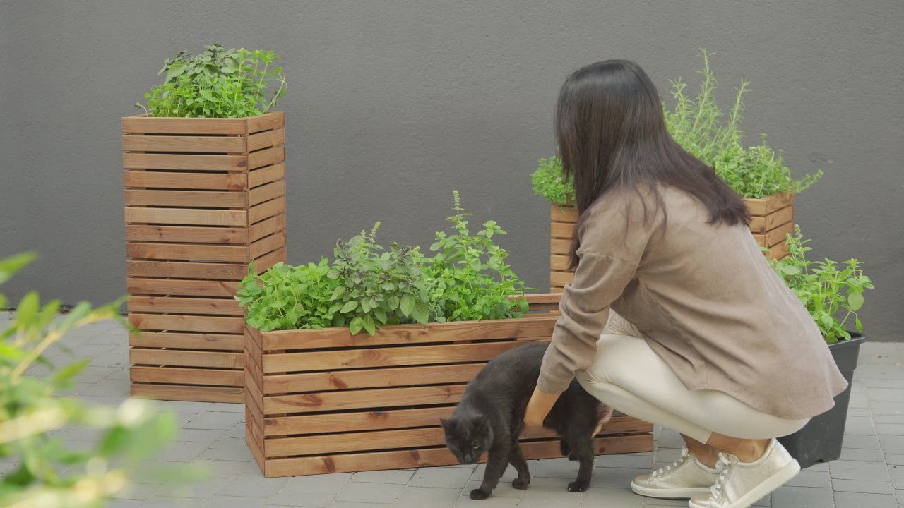 Załaduj wideo: Donica ogrodowa drewniana z kratką pergola 132cm, wkład 3x18l, brązowa