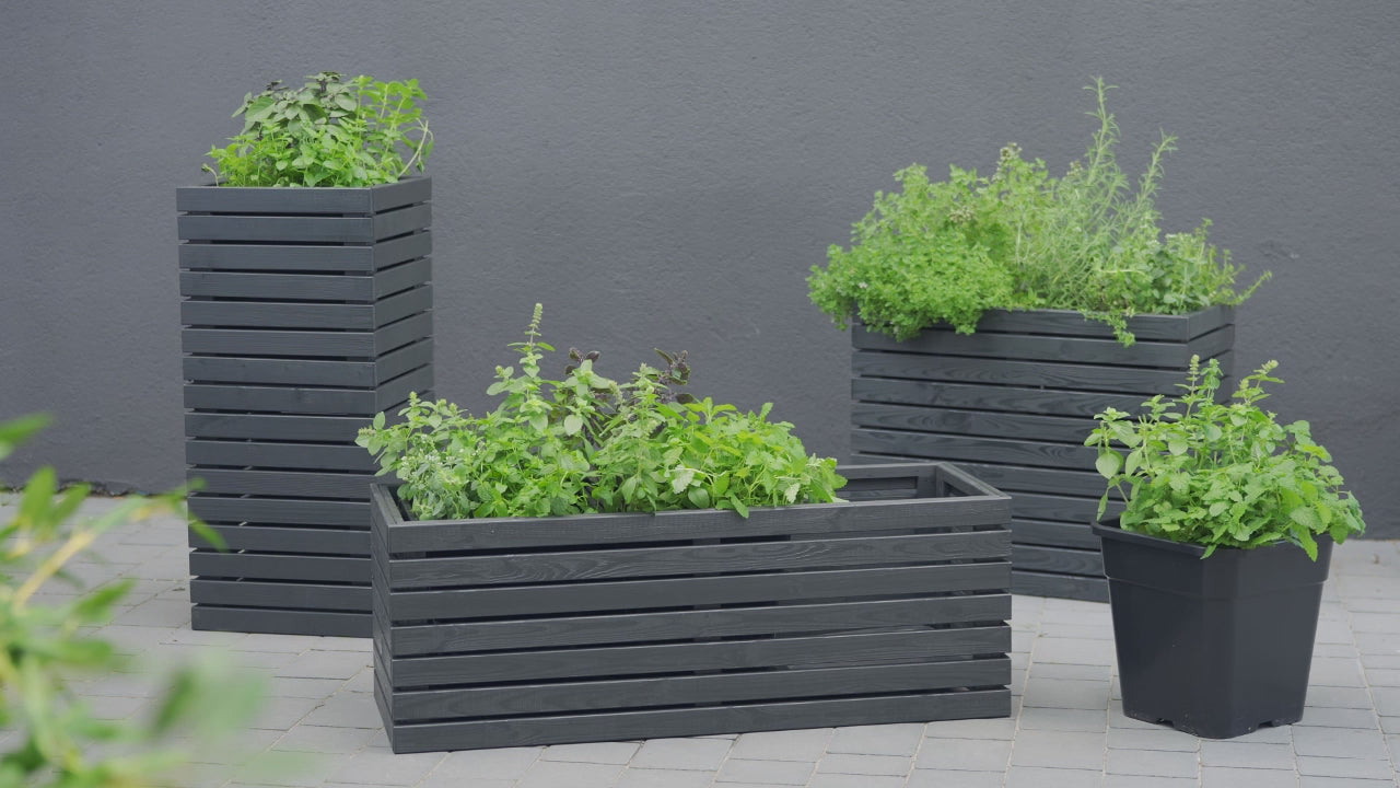 Załaduj wideo: Donica ogrodowa drewniana z kratką pergola 157cm, wkład 1x18l, antracytowa