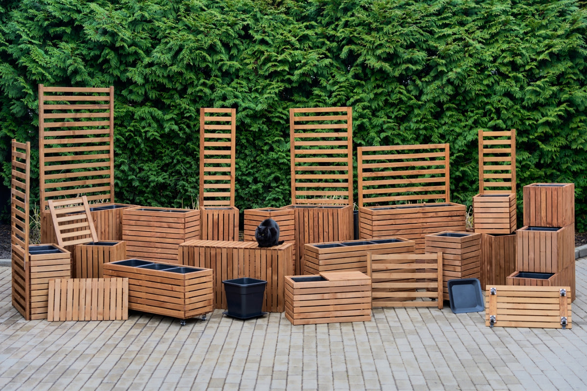 Houten plantenbakken van homerzo met klimrekken, deksels en plantenrollers in de tuin
